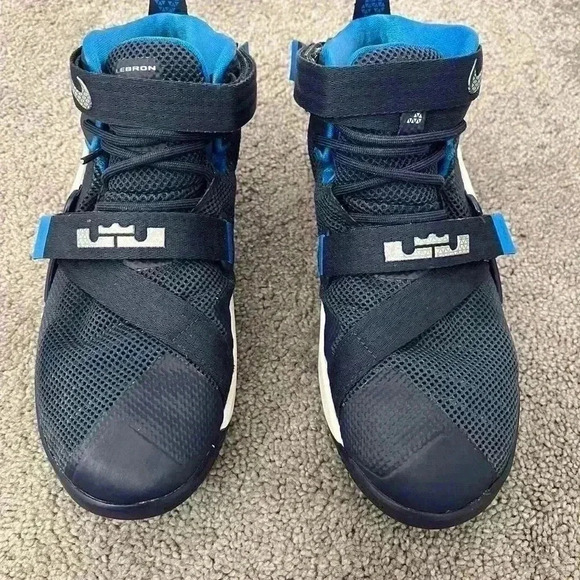 Lebron‎ Basketball Sneakers - Picture 3 of 6